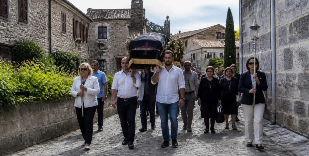 Representación simbólica de una tradición relacionada con los funerales en vida en Europa.